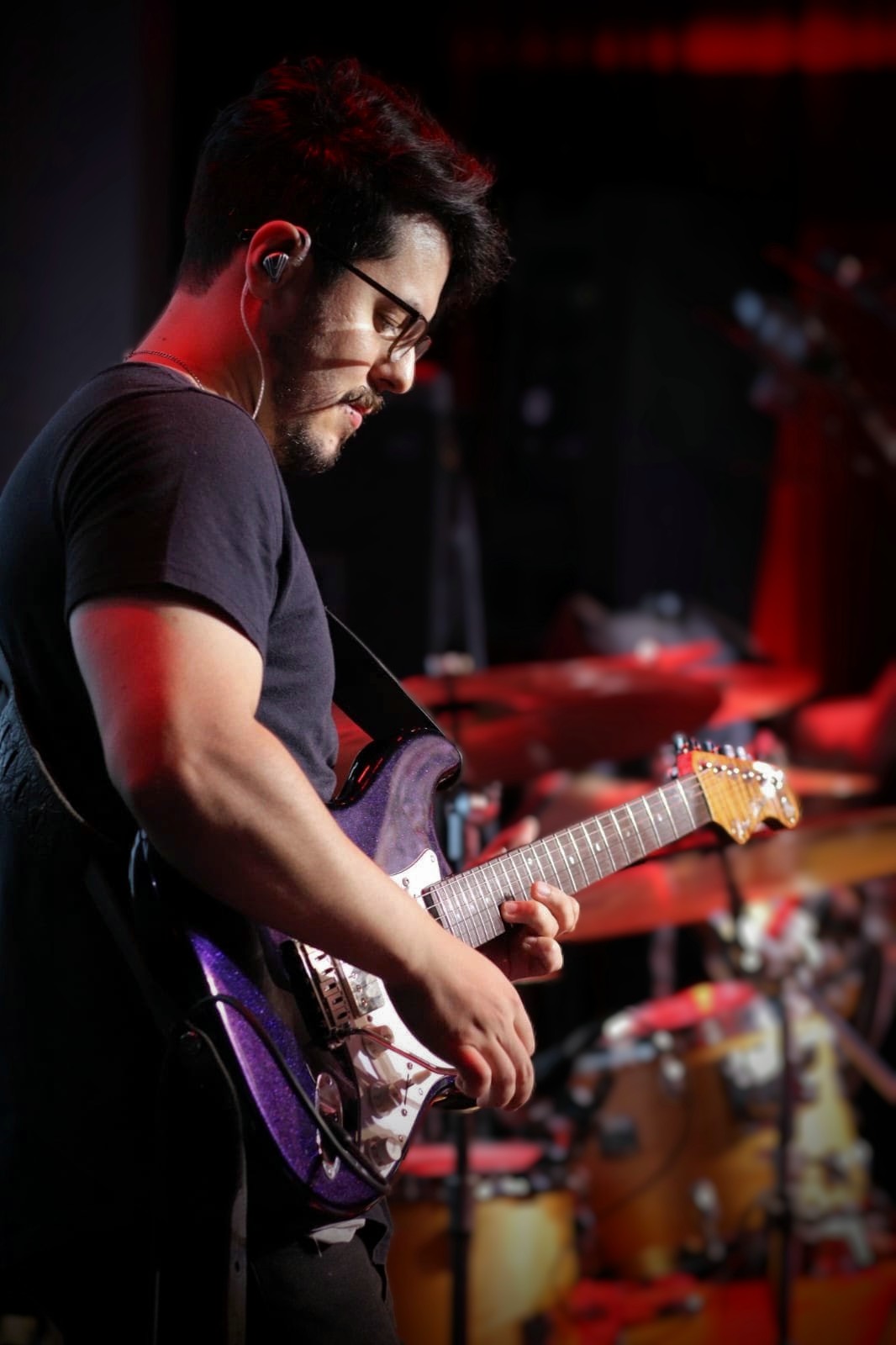 Leonardo Santos Souza tocando guitarra ao vivo